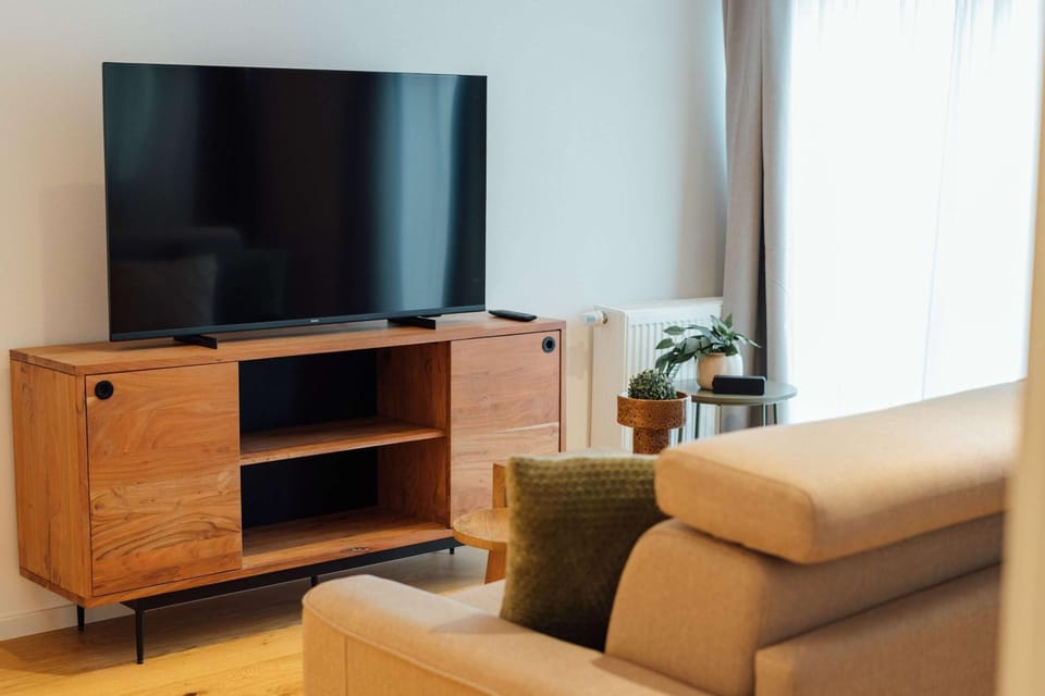 TV and multimedia, Living room, Seating area, Evening entertainment