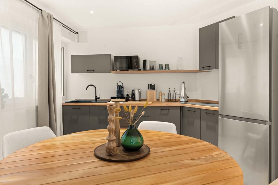 Coffee/tea facilities, Kitchen or kitchenette, Dining area, microwave, stove, toaster