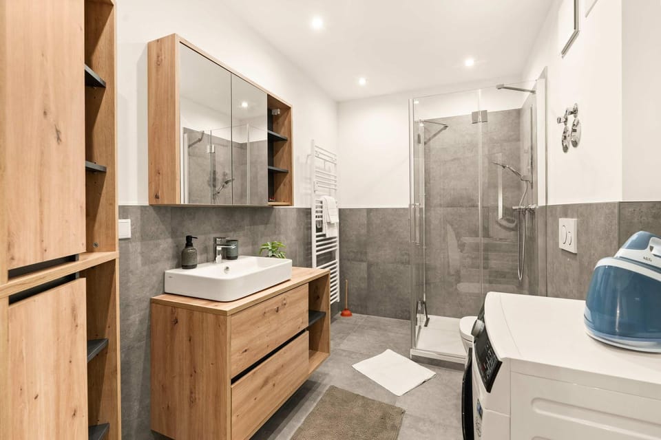 Shower, Toilet, Bathroom, towels