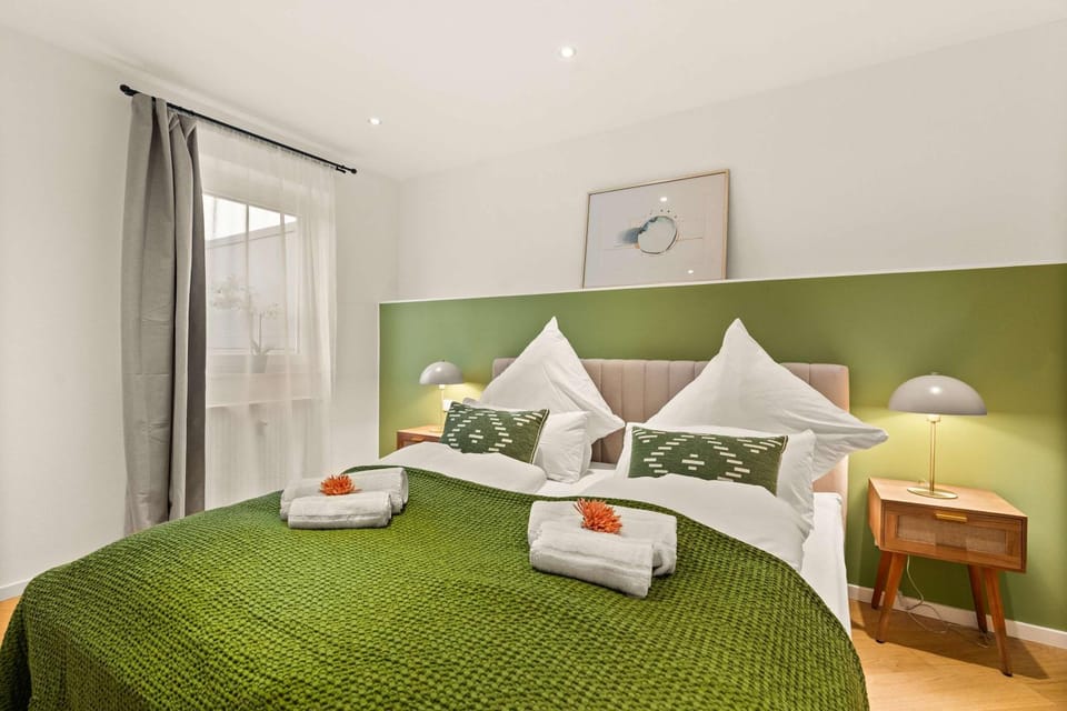 Bed, Photo of the whole room, Bedroom, towels