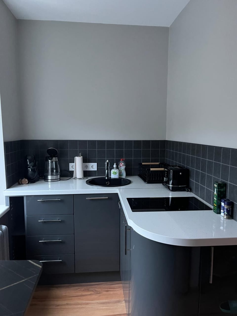 Coffee/tea facilities, Kitchen or kitchenette, stove