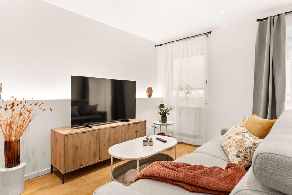 TV and multimedia, Living room, Seating area, Evening entertainment