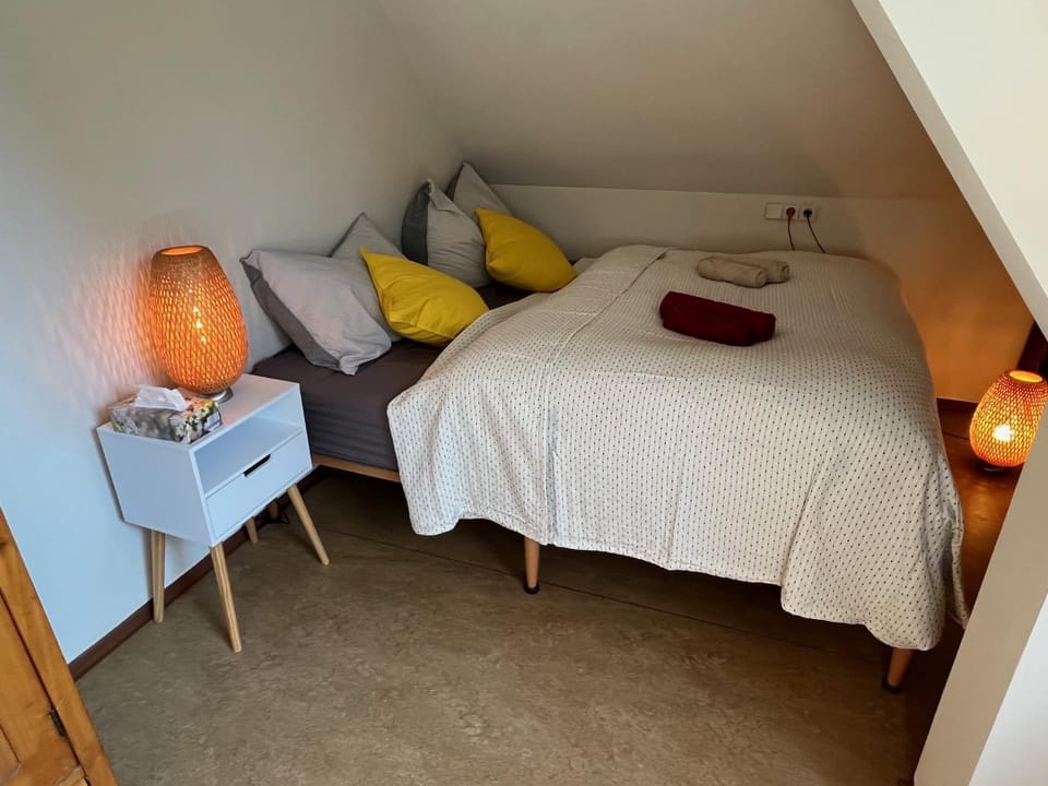 Bed, Photo of the whole room, Bedroom, internet, internet, towels