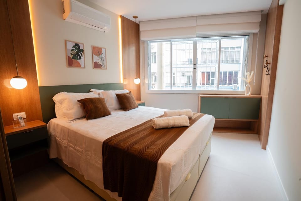 Designer apt steps from Copacabana Beach - 9th floor Apartment in Rio de Janeiro