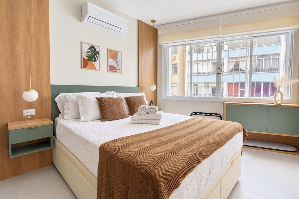 Designer apt steps from Copacabana Beach - 9th floor Apartment in Rio de Janeiro