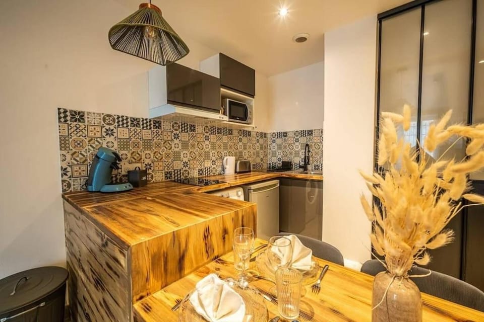 Coffee/tea facilities, Kitchen or kitchenette, microwave, stove