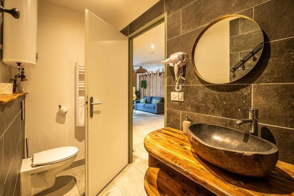 Shower, hair dryier, towels