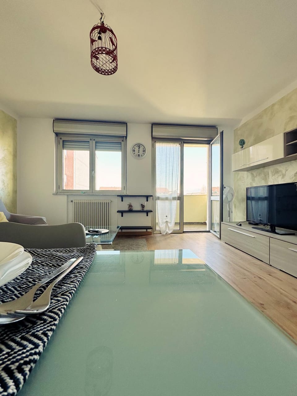 TV and multimedia, Seating area, Dining area