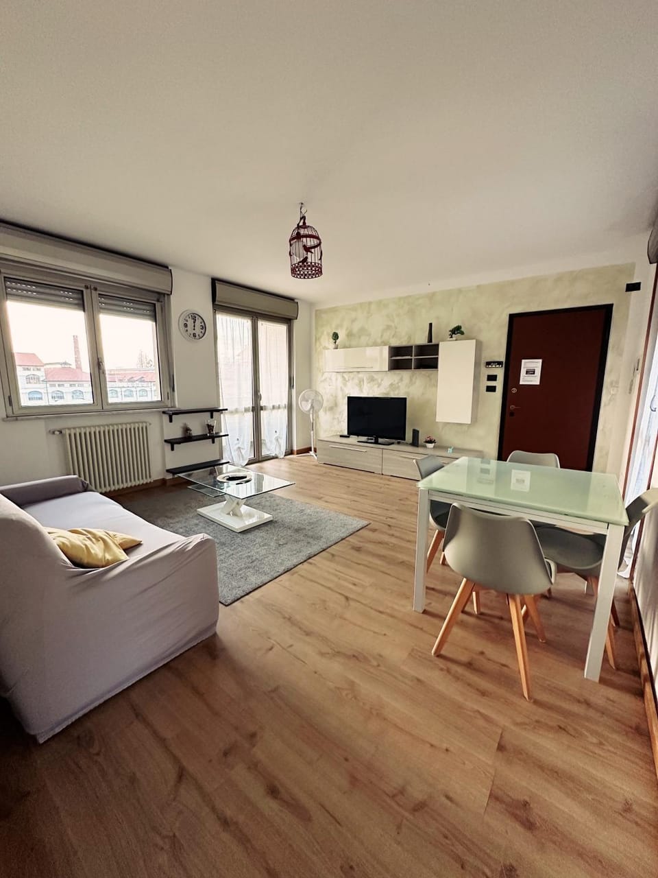 TV and multimedia, Living room, Seating area, Dining area