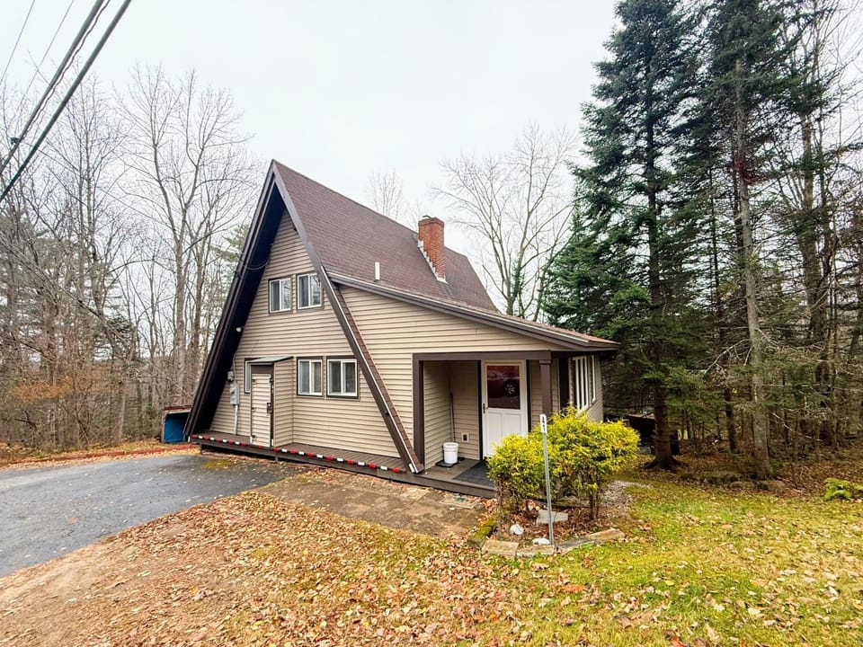 4M Cozy A-Frame in Bethlehem, NH - Fireplace, Firepit & Close to Skiing & Trails, Dogs welcome! Chalet in Littleton