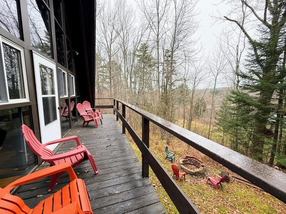 4M Cozy A-Frame in Bethlehem, NH - Fireplace, Firepit & Close to Skiing & Trails, Dogs welcome! Chalet in Littleton