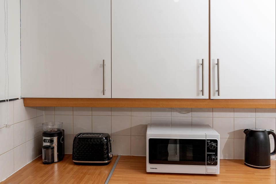 Coffee/tea facilities, microwave, toaster, kitchen
