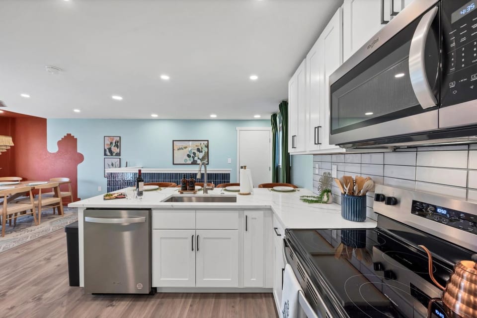 Kitchen or kitchenette, Dining area, dishwasher, stove