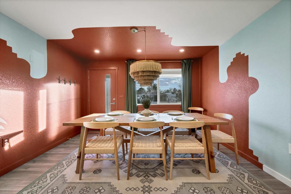 Decorative detail, Seating area, Dining area