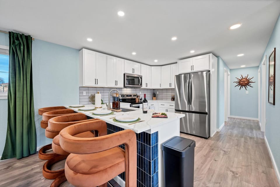 Kitchen or kitchenette, Seating area, Dining area, microwave, oven, stove