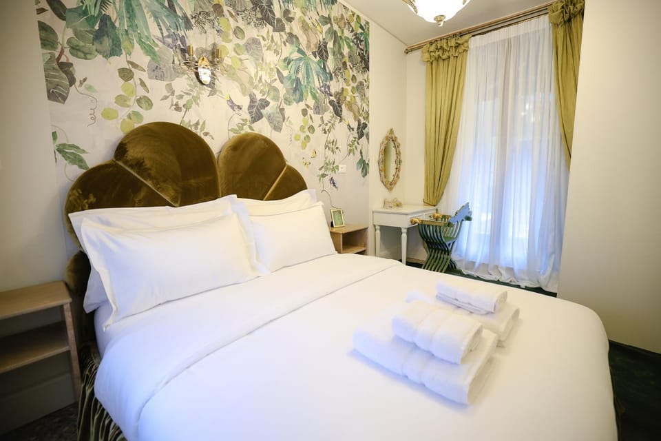 Bed, Bedroom, towels