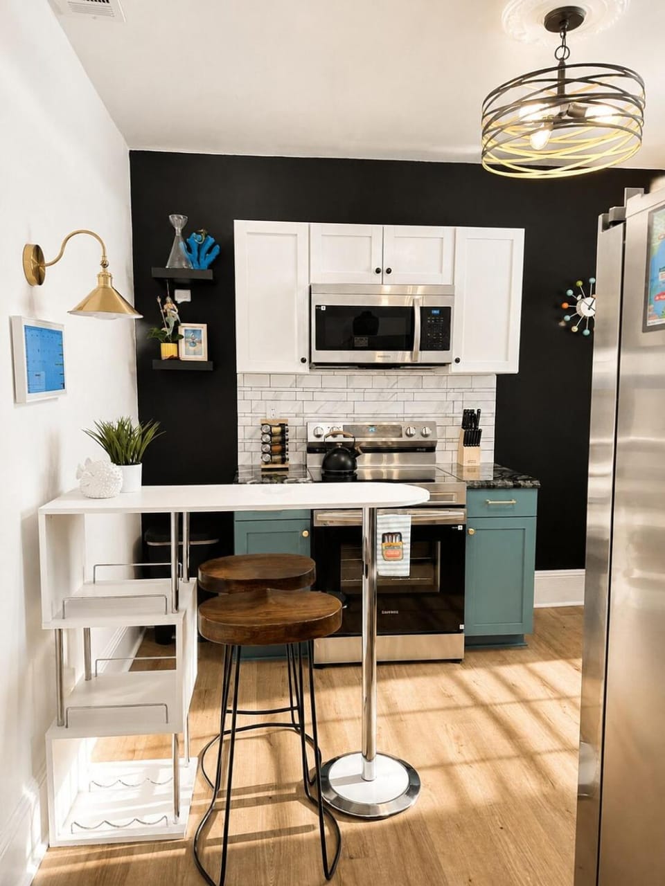 Kitchen or kitchenette, Seating area, Dining area, minibar, oven, stove