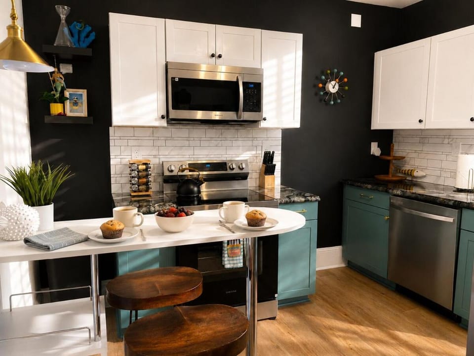 Coffee/tea facilities, Kitchen or kitchenette, Dining area, stove
