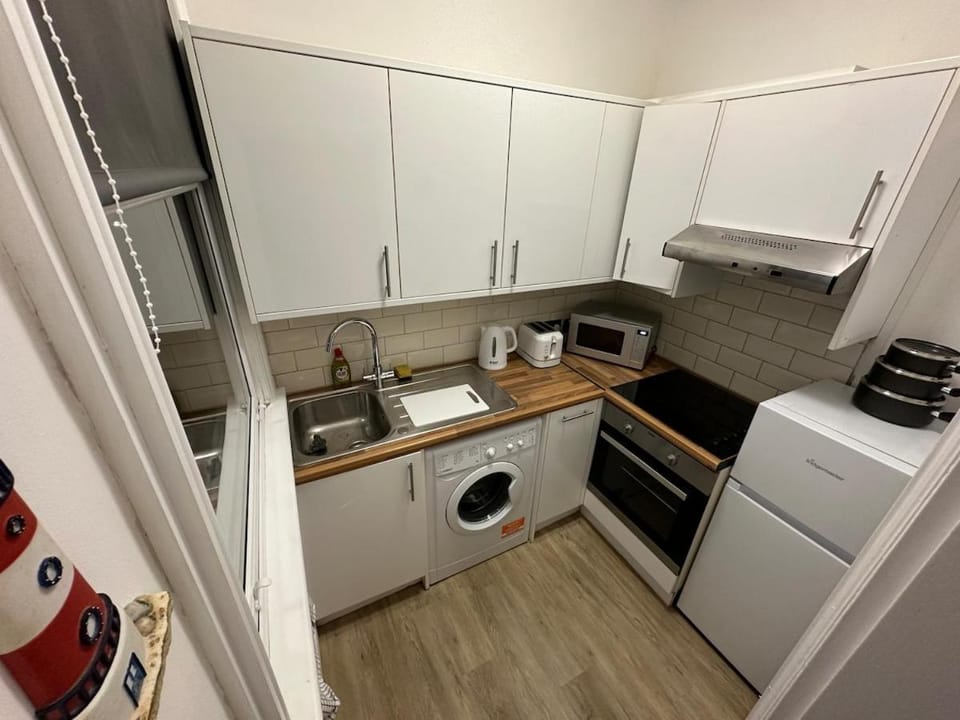 Kitchen or kitchenette, oven, stove, toaster, washing machine