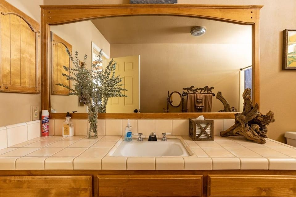 3 Bedroom Ranch -Hot Tub -Walk to P&H and Red Dog House in Pioneertown