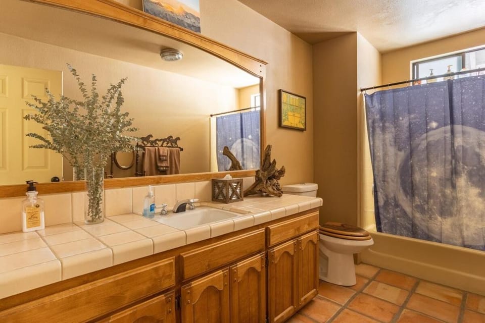 3 Bedroom Ranch -Hot Tub -Walk to P&H and Red Dog House in Pioneertown