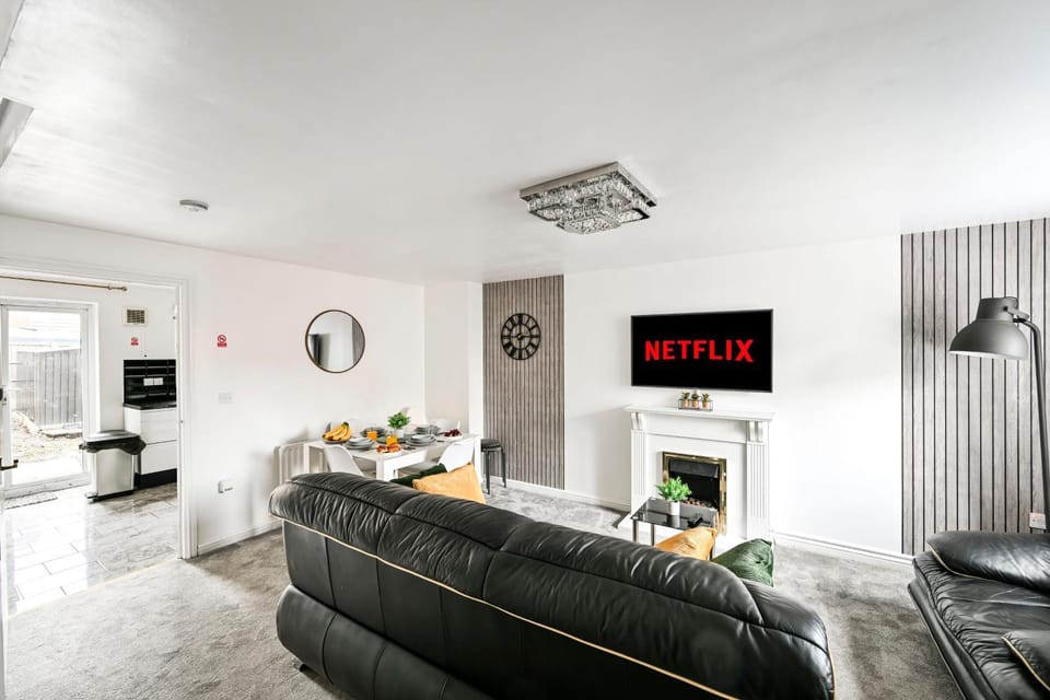Communal lounge/ TV room, TV and multimedia, Living room, Seating area, Evening entertainment