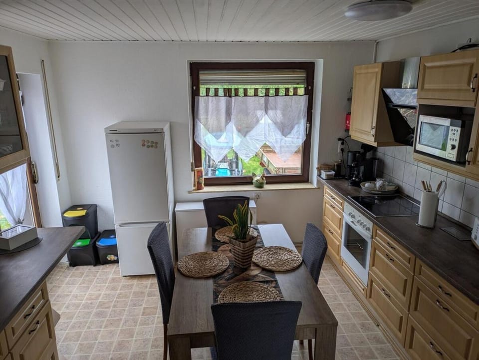 Kitchen or kitchenette, Dining area, stove