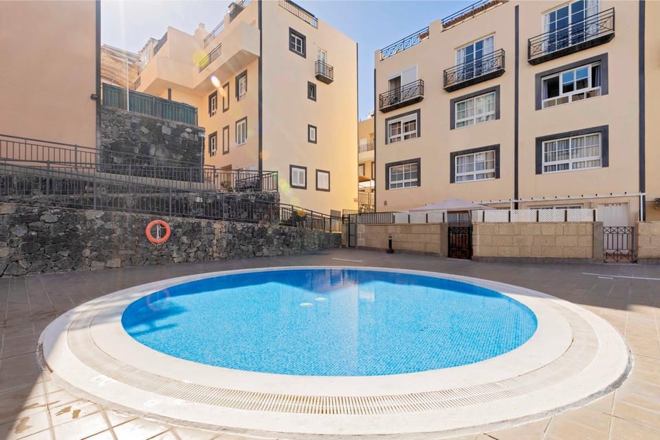 Property building, Day, Pool view, Swimming pool, Swimming pool