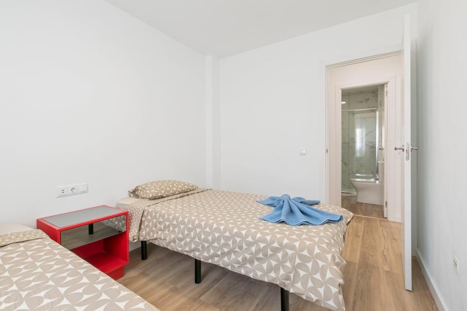Bed, Photo of the whole room, Bedroom, towels