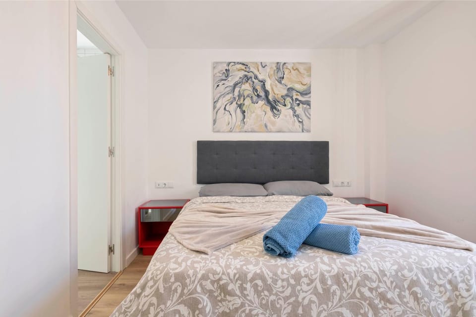 Bed, Photo of the whole room, Bedroom, towels