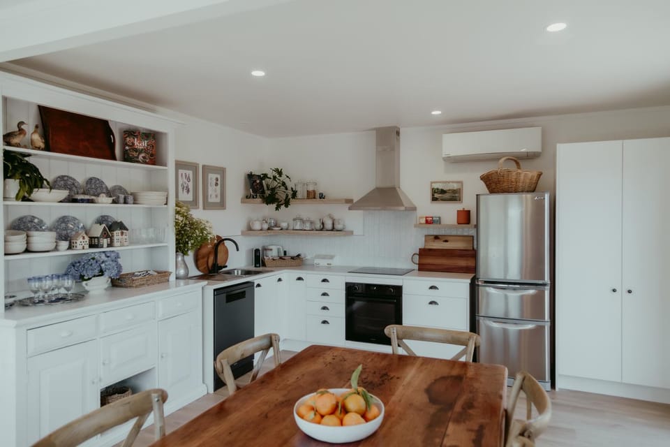 Kitchen or kitchenette, Dining area, Food, oven, stove, toaster