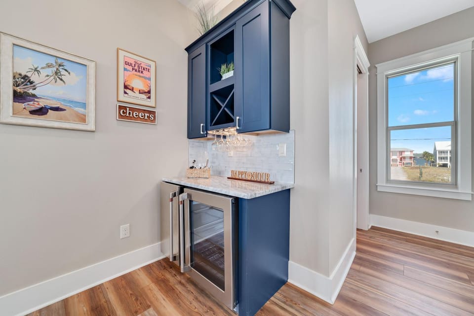 Kitchen or kitchenette, minibar