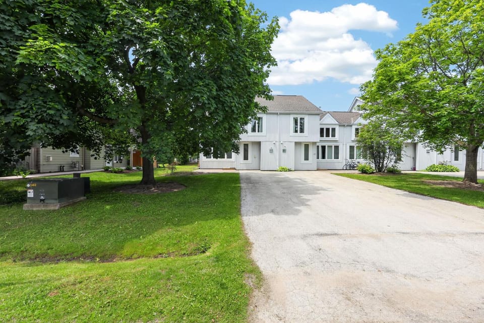 Family Townhome with outdoor pool access House in Collingwood