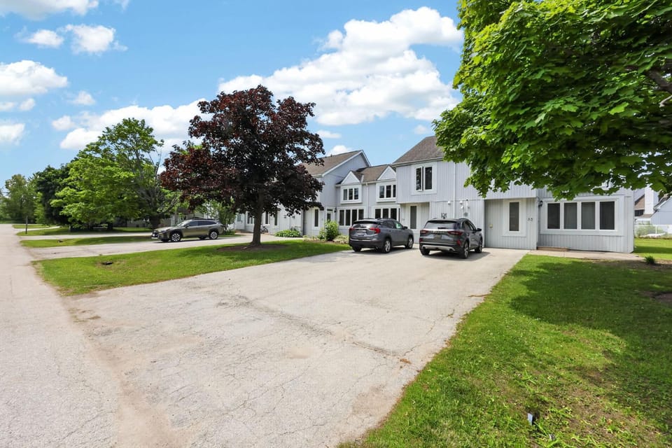 Family Townhome with outdoor pool access House in Collingwood