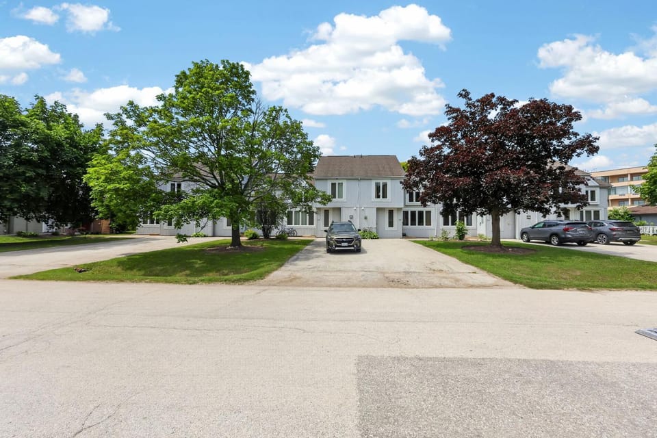 Family Townhome with outdoor pool access House in Collingwood