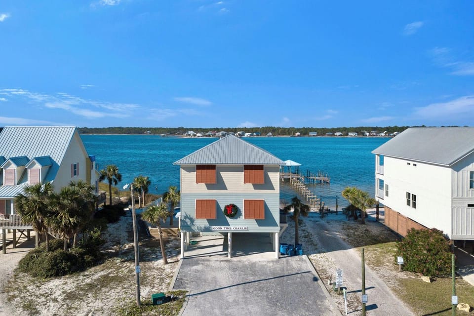 Property building, Day, Neighbourhood, Lake view, Street view