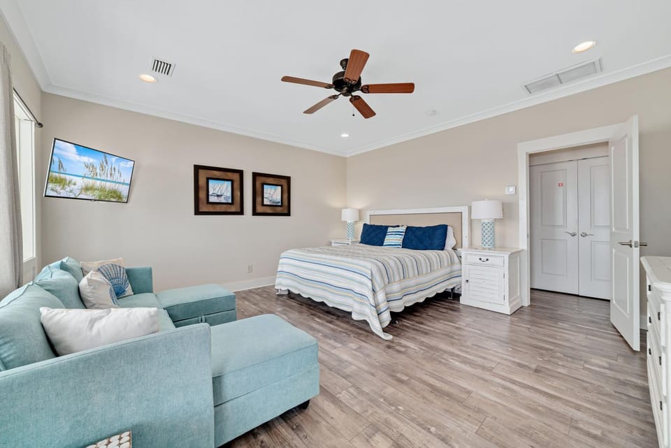 Bed, Photo of the whole room, Seating area, Bedroom