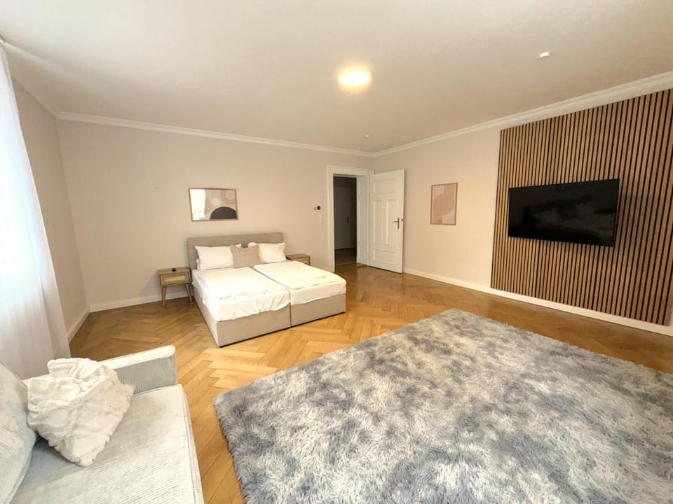 Bed, TV and multimedia, Photo of the whole room, Bedroom