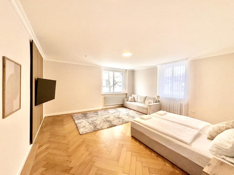 Bed, TV and multimedia, Photo of the whole room, Seating area, Bedroom