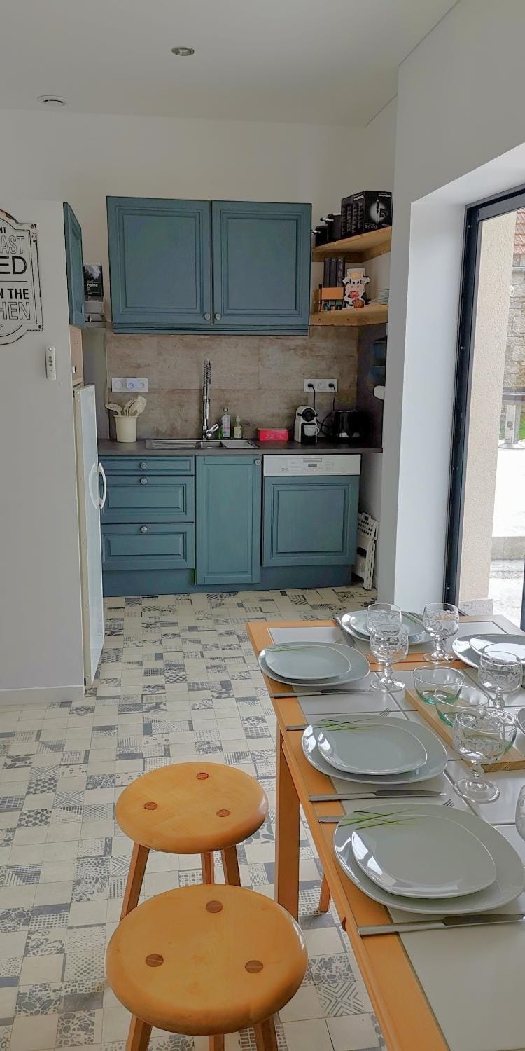 Kitchen or kitchenette, Dining area