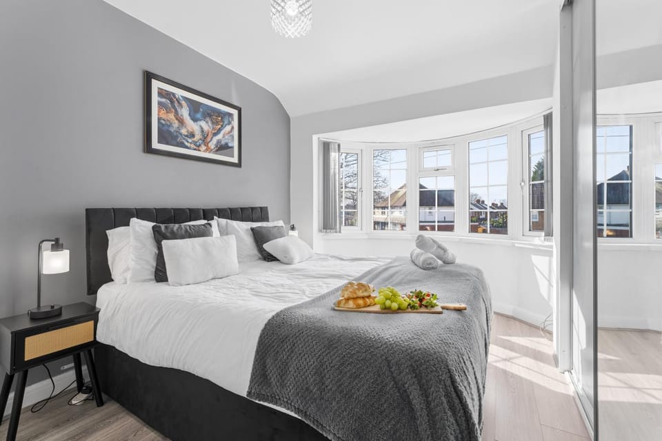 Bed, Photo of the whole room, Bedroom