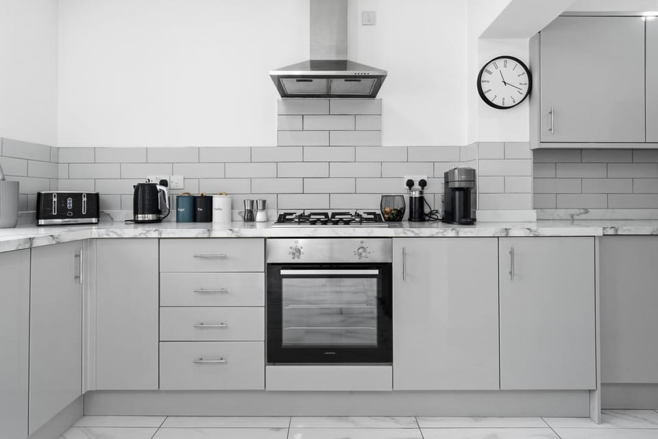 Coffee/tea facilities, Kitchen or kitchenette, stove, toaster