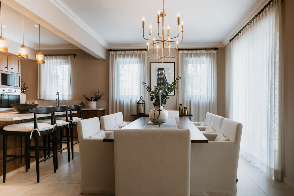 Kitchen or kitchenette, Dining area