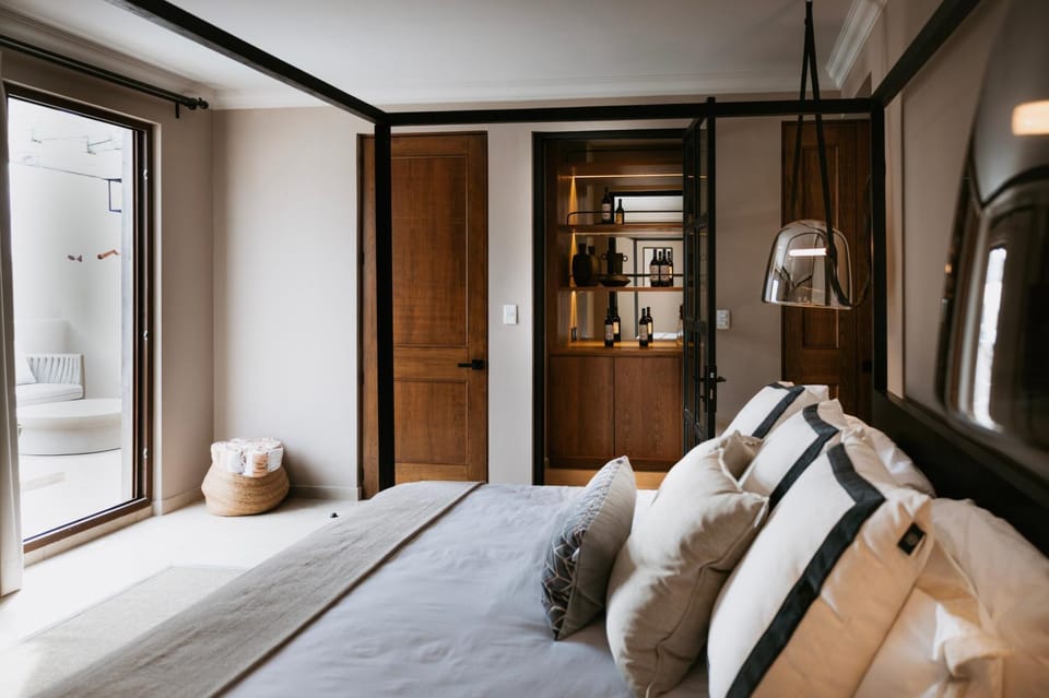 Bed, Photo of the whole room, Seating area, Bedroom