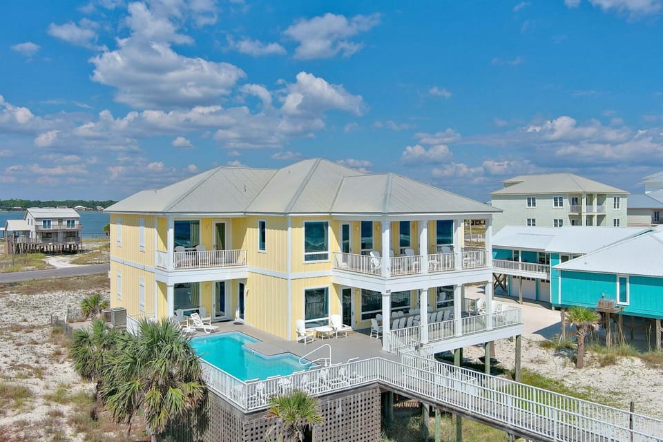 Property building, Day, Pool view, Swimming pool, sunbed
