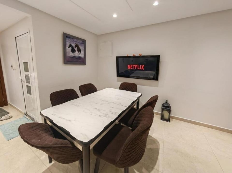 Communal lounge/ TV room, Living room, Seating area