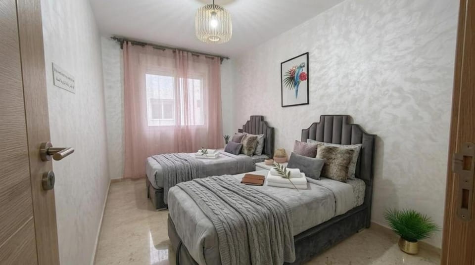Bed, Photo of the whole room, Seating area, Bedroom