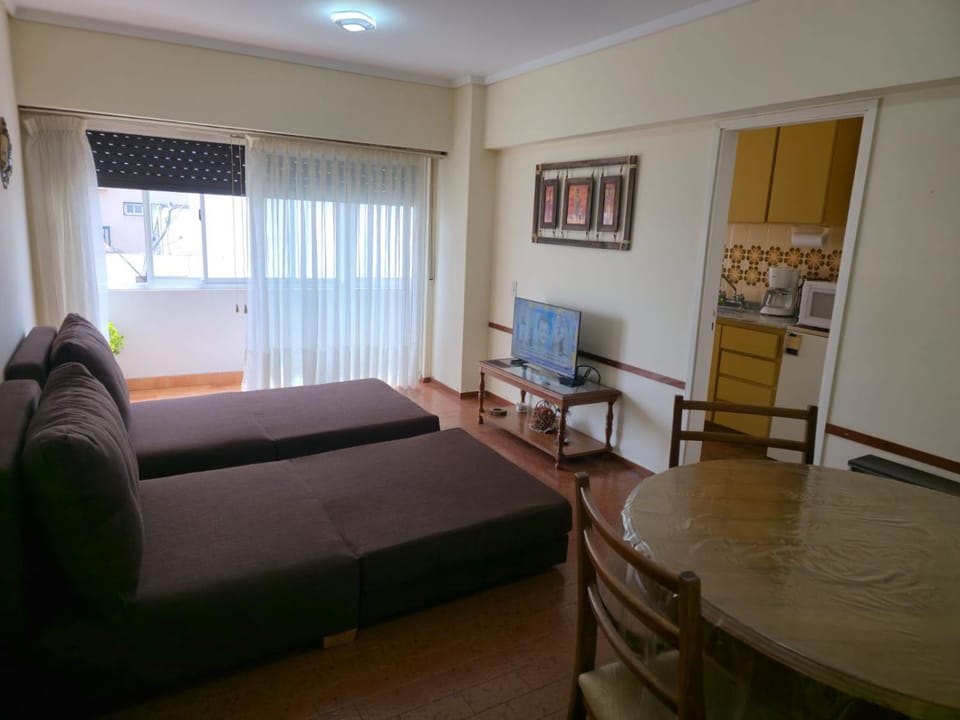 Bed, TV and multimedia, Living room, Photo of the whole room, Seating area, Dining area