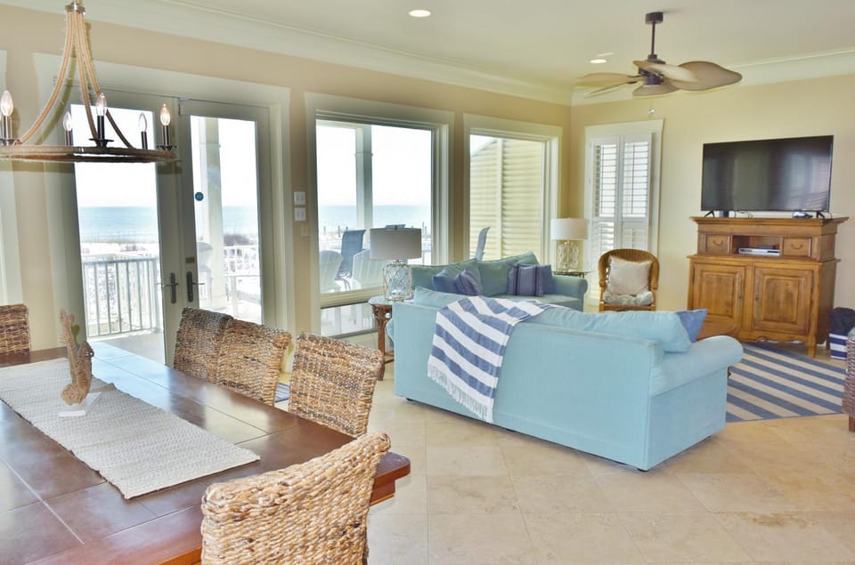TV and multimedia, Living room, Seating area, Dining area