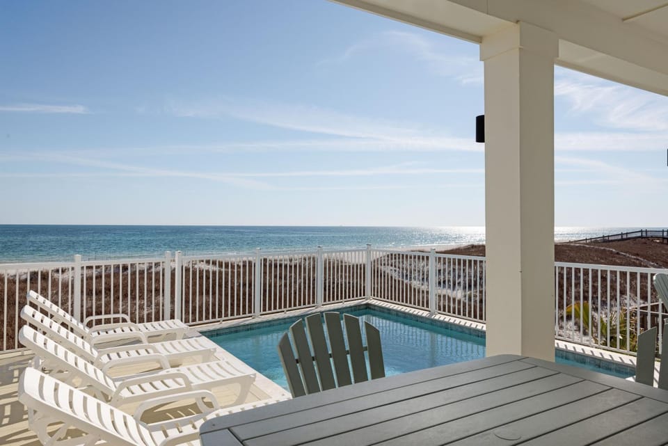 Patio, Day, Natural landscape, View (from property/room), Balcony/Terrace, Beach, Pool view, Sea view, Swimming pool, sunbed